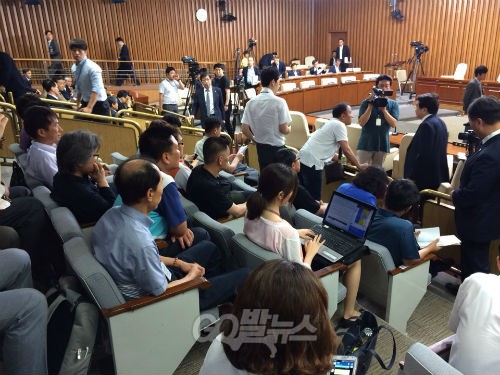 유가족들이 닭 등의 울음소리를 흉내내고 있다. 심재철 위원장은 정회를 선언하고 회의장을 나서고 있다. ⓒ 'go발뉴스'