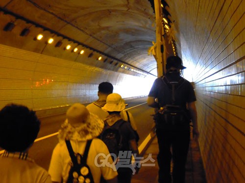 세월호 십자가 순례단이 차령터널을 통과하고 있다.