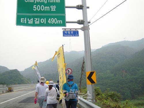 13일 오전 11시 세월호 십자가 순례단이 논산대로를 따라 차령타널로 이동하고 있다.