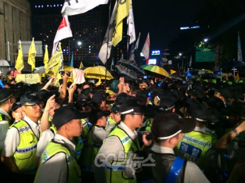 세월호 참사 100일을 맞은 지난 24일 경찰들이 광화문 광장으로 행진하려는 유가족과 시민들을 막아서며 대치하고 있다. ⓒ'go발뉴스'