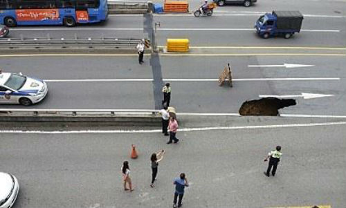 지난 5일 석촌동에 생긴 대형 싱크홀 발생 현장