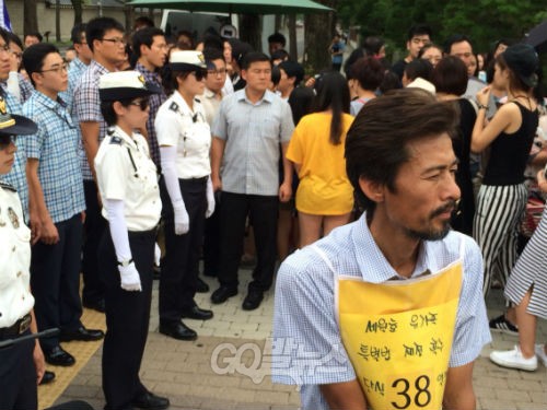 경찰이 막아선 유민아빠 뒤로 청와대를 관광 온 중국인들이 지나가고 있다. ⓒ '최철'