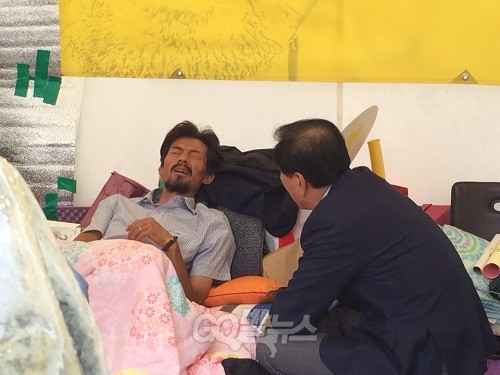 새누리당 이재오 의원이 서울 광화문 단식장을 찾아 ‘유민아빠’ 김영오 씨와 대화를 나누고 있다. 단식 39일째인 21일, 김영오 씨의 얼굴은 고통스러운듯 일그러져 있다. ⓒ ‘go발뉴스’