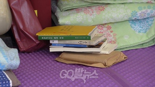 세월호 특별법 제정을 촉구하며 40일 째 단식 농성을 벌여온 김영오 씨. 22일 오전 건강 악화로 김씨가 병원으로 긴급 호송된 가운데 단식 농성장에 그가 읽던 책이 놓여 있다. ⓒ ‘go발뉴스’