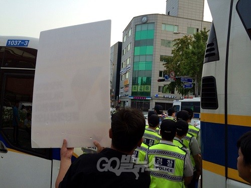 지지방문 온 시민들에게 피켓을 들어보이는 유가족 ⓒ ‘go발뉴스’