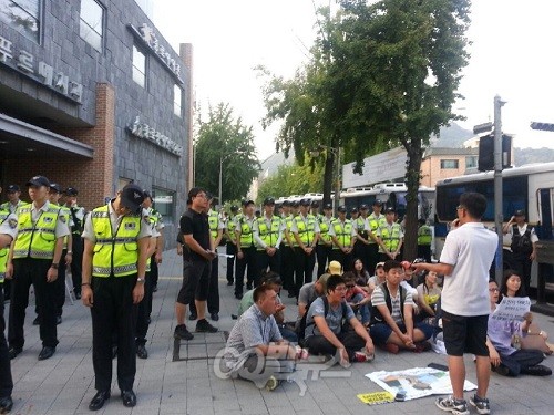 청운동사무소 맞은편에서 기도회를 여는 신학생들과 시민들 ⓒ ‘go발뉴스’