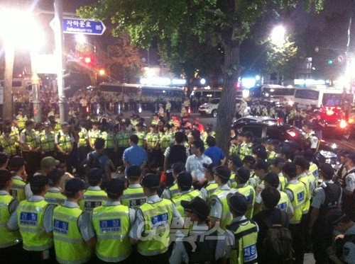 청운동사무소 맞은편에서 기도회를 여는 신학생들과 시민들 ⓒ ‘go발뉴스’