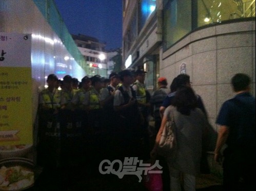 청운동사무소 맞은편에서 기도회를 여는 신학생들과 시민들 ⓒ ‘go발뉴스’