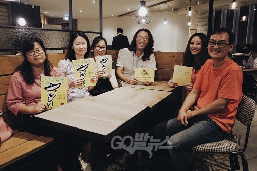 (왼쪽부터) 임정자․심은경․백승남․김하늘․김리라 작가, 방일권 대표 ⓒ 유미진