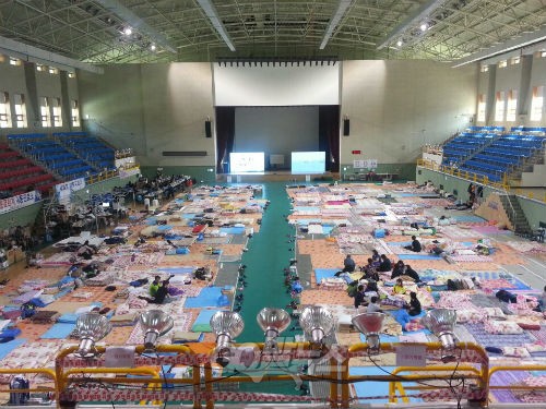 가족들이 남아 있는 진도실내체육관 ⓒgo발뉴스