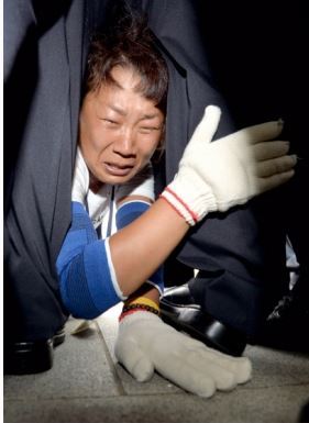 <길 위에서 명절 보내야 할 유족들의 행진 막는 경찰. 불한당이 아닌데...> 이미지출처='사람과 세상' 블로그