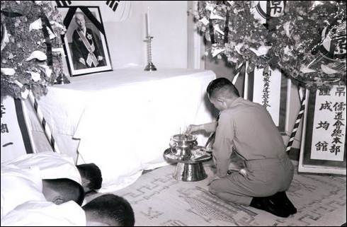 <김창숙 선생 빈소 찾은 박정희(1962). 심산 김창숙 선생은 병문안 온 박정희를 '일본군 장교 출신과 마주 앉아 얘기할 수 없다'며 외면했다. (사진출처: 의성 김문 집성촌 블로그)>