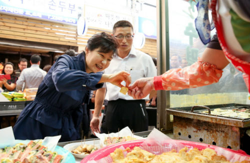 박근혜 대통령이 5일 오후 서울 답십리 현대시장을 방문, 전을 시식하고 있다.ⓒ '청와대'