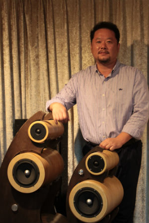 쿠르베 앞에서 포즈를 취한 박성제 대표 ⓒ나혜윤