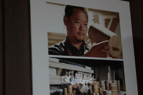 박성제 대표 청음실에 붙어 있는 제작과정 포스터 ⓒ나혜윤