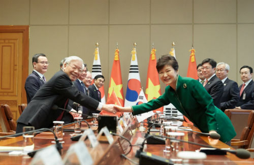 박근혜 대통령과 응웬 푸 쫑 베트남 서기장이 2일 오전 청와대에서 확대정상회담을 하기에 앞서 악수하고 있다. ⓒ '청와대'