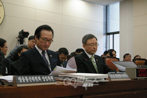 국정감사 질의 중인 방통위 허원제 부위원장(좌)와 최성준 위원장(우)/ ⓒ 이미경