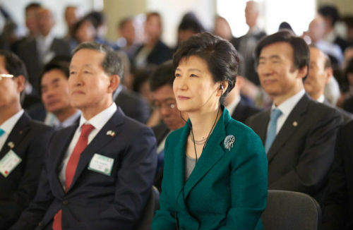 박근혜 대통령이 15일 오전(현지시간) 이탈리아 밀라노 클레리치궁에서 열린 한-이탈리아 경제협력포럼에 참석하고 있다. ⓒ '청와대'