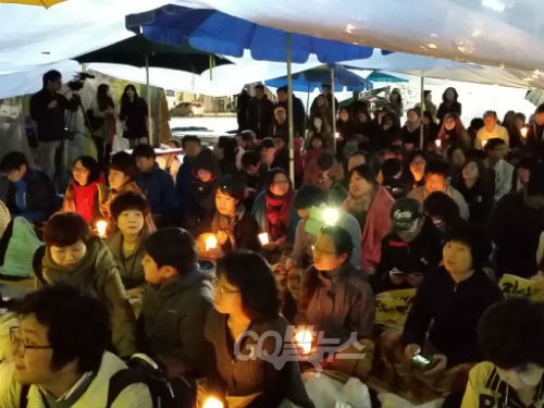 광화문 100일 릴레이 콘서트를 찾은 시민 150여명이 농성장을 메웠다. ©강주희