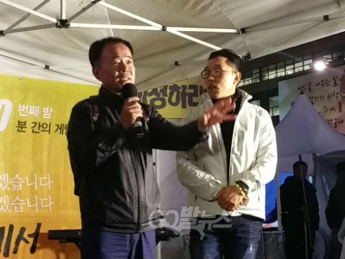 세월호 유가족 김학일씨와 방송인 김제동씨가 발언을 하고 있다. ©강주희