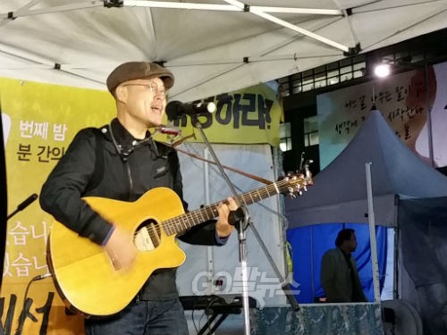 '유신 메들리'를 부르는 가수 손병휘씨.©강주희