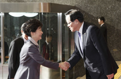 박근혜 대통령이 29일 오전 국회에서 정의화 국회의장과 악수하고 있다. ⓒ '청와대'