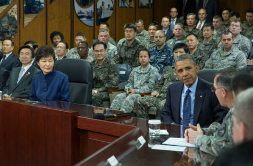 박근혜 대통령과 버락 오바마 미국 대통령이 지난 4월 26일 오전 서울 용산의 한미연합사령부를 방문해 연합방위태세에 대한 현황을 보고받고 있다.©청와대
