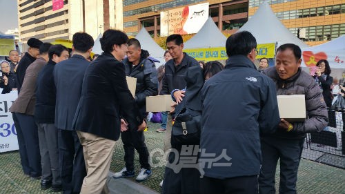 천주교 연석회의 소속 신부와 수녀들이 유가족에게 서명을 전달하고 있다.©강주희