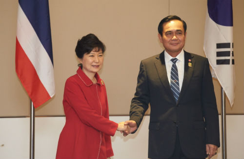 박근혜 대통령이 13일 오전 미얀마 네피도의 미얀마국제회의센터(MICC)에서 프라윳 찬오차 총리와 정상회담에 앞서 악수하고 있다. ⓒ '청와대'