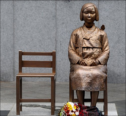 서울 중학동 주한 일본대사관 앞에 세워져 있는 일본군 위안부 ‘평화의 소녀상’ ⓒ 박상균