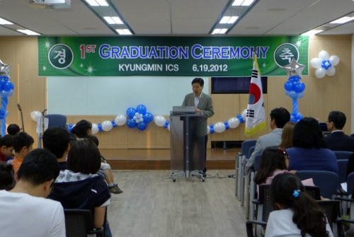 홍문종 의원이 경민국제기독학교 졸업식에 참석해 인사말을 전하고 있다. /ⓒ 홍문종 의원 공식 블로그