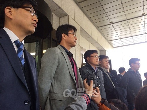 ‘해고가 정당하다’는 대법원 판결 직후, 노종면 YTN 전 노조위원장이 눈물을 참으며 기자회견을 하고 있다. ⓒ 나혜윤