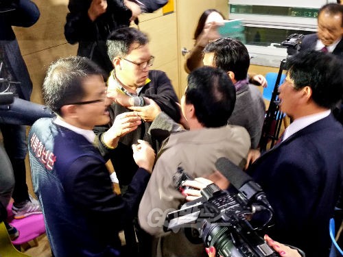 서북청년단 소속 회원들이 대관 취소에 대해 서울청소년수련관 정진문 총괄부장(맨 왼쪽)에게 거칠게 항의를 하고 있다. ©강주희