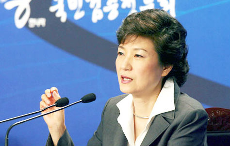 2007년 7월 19일 백범기념관에서 열린 한나라당 대선 예비 후보 검증 청문회에서 당시 박근혜 후보가 위원들의 질문에 답하고 있다.©MBC