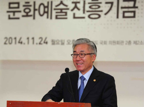 지난달 24일 문화예술진흥기금 재원 확충을 위한 정책 대토론회에 참석한 김종덕 문화체육관광부 장관이 환영사를 하고 있다. ⓒ문화체육관광부