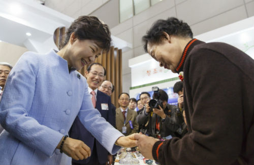 3일 오전 광주광역시 김대중컨벤션센터에서 열린 ‘2014 대한민국 지역희망박람회’를 방문하고 있다. ⓒ '청와대'