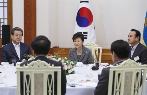 박근혜 대통령이 7일 오후 청와대에서 열린 새누리당 지도부 및 예산결산특별위원회 특별 오찬에 참석하고 있다.©청와대