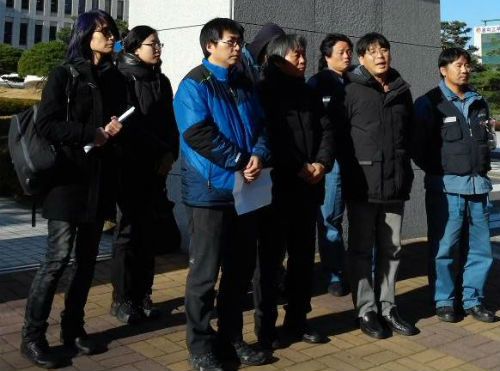 2일 희망버스를 기획하고 주도한 혐의로 부산지방법원으로 부터 징역형과 벌금형을 받은 정진우 노동당 부대표, 박래군 인권중심사랑 소장, 송경동 시인이 재판부의 판결을 규탄하는 기자회견을 열었다. (사진출처=김진숙 민주노총 부산본부 지도위원 트위터)