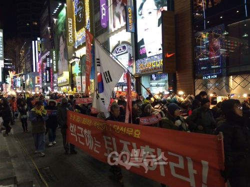 서울 명동 시내를 행진 중인 횃불시민연대 ⓒ go발뉴스(나혜윤)
