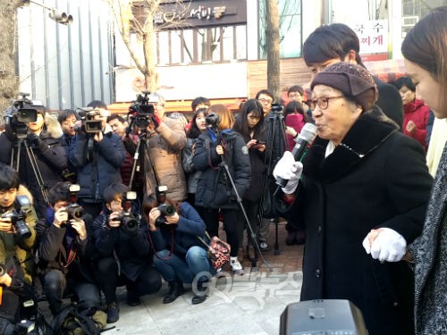 24일 서울 서대문구 대현문화공원에서 열린 '평화의 소녀상' 제막식에서 일본군 위안부 피해자인 김복동 할머니가 감사의 인사를 전하고 있다.©go발뉴스(강주희)