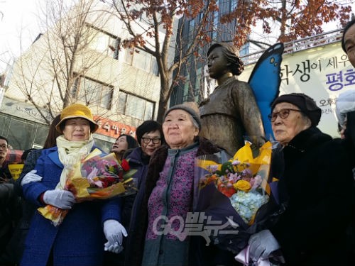 '평화의 소녀상' 제막식에 참석한 이용수,길원옥,김복동 할머니. © go발뉴스(강주희)