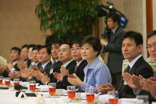 박근혜 대통령이 지난해 4월 24일 청와대에서 열린 언론사 편집국장ㆍ보도국장 오찬 간담회에 참석하고 있다.©청와대