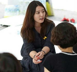 광화문 단식 농성장에서 유가족과 대화중인 홍가혜씨