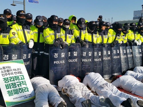쌍용자동차 해고자 복직과 정리해고 철폐를 요구하며 지난 7일부터 오체투지 행진을 이어가고 있는 금속노조 쌍용차 해고노동자들. © go발뉴스(강주희)