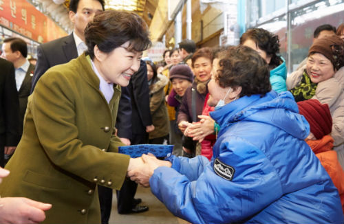박근혜 대통령이 27일 광주 대인시장 상인들과 악수를 나누고 있다. ⓒ 청와대
