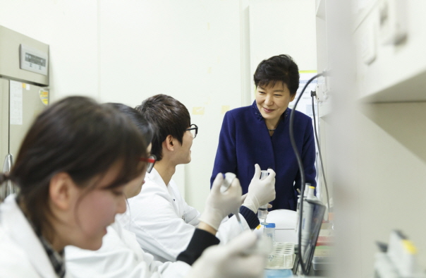 박근혜 대통령이 4일 오후 충북보건과학대학교 바이오생명제약과 바이오의약연구소를 방문, DNA 증폭실험실습을 참관하며 학생들과 대화하고 있다. ⓒ 청와대