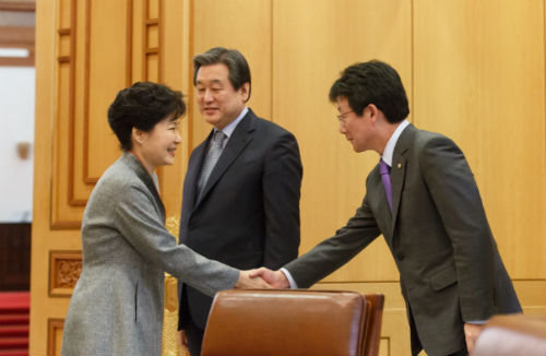 박근혜 대통령이 10일 오전 청와대에서 새누리당 유승민 원내대표와 악수하고 있다. ©청와대