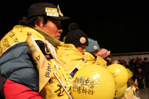 '세월호를 인양하라'는 풍선을 가슴에 안고 있는 유가족들 ⓒ go발뉴스(나혜윤)
