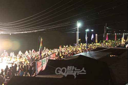 팽목항 범국민대회에 참석하고 있는 시민들 ⓒ go발뉴스(나혜윤)