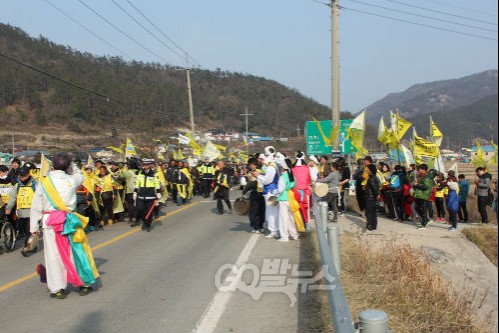 도보행진단을 응원하는 풍물패 ⓒ go발뉴스(나혜윤)